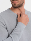 Sweter męski z teksturą i półokrągłym dekoltem - jasnoszary V5 OM-SWSW-0104