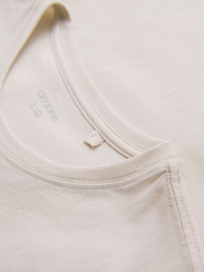 Męski t-shirt bawełniany z zieloną naszywką na piersi – złamana biel V5 OM-TSCT-0151