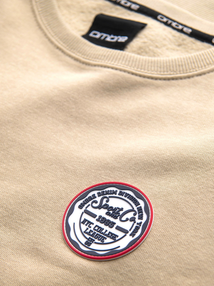 Nierozpinana dresowa bluza męska z naszywką w stylu college – piaskowa V3 OM-SSNZ-0134