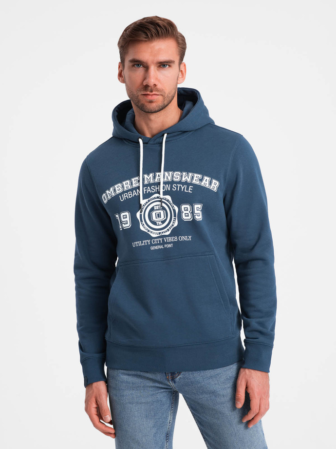 Męska bluza kangurka z kapturem i nadrukiem w stylu college – granatowa V2 OM-SSPS-0143