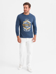 Longsleeve męski z nadrukiem w stylu collegowym - niebieski V2 OM-LSPT-0117