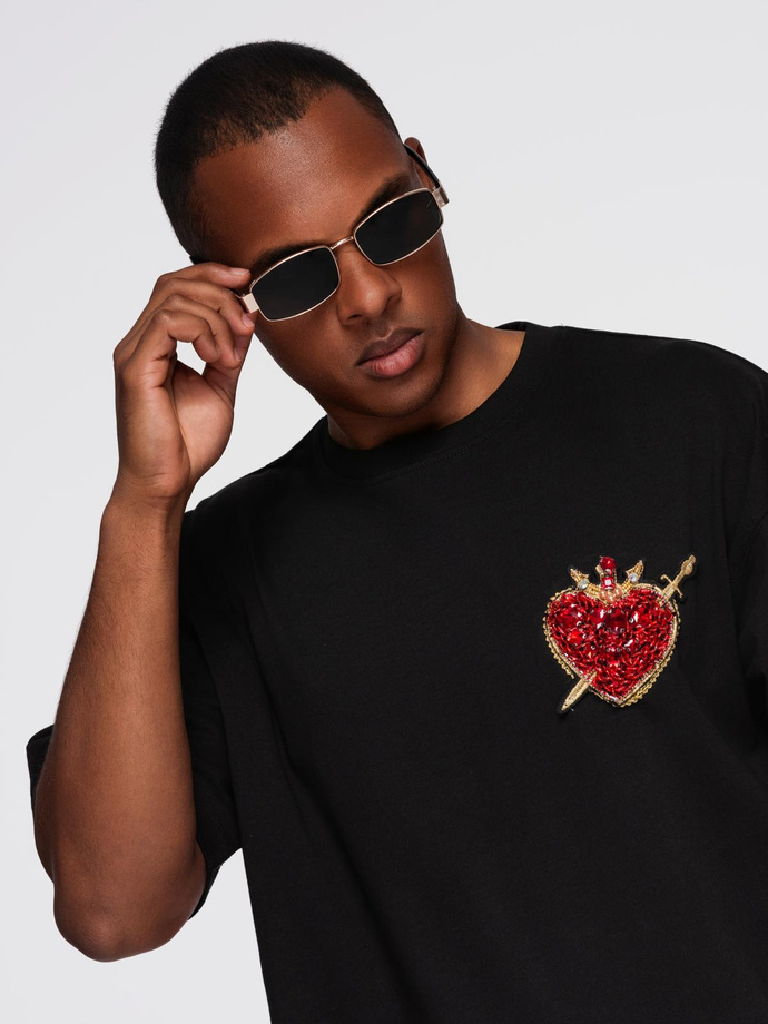 Bawełniana męska koszulka z biżuteryjną aplikacją na klatce piersiowej - czarna V1 OM-TSCT-0290