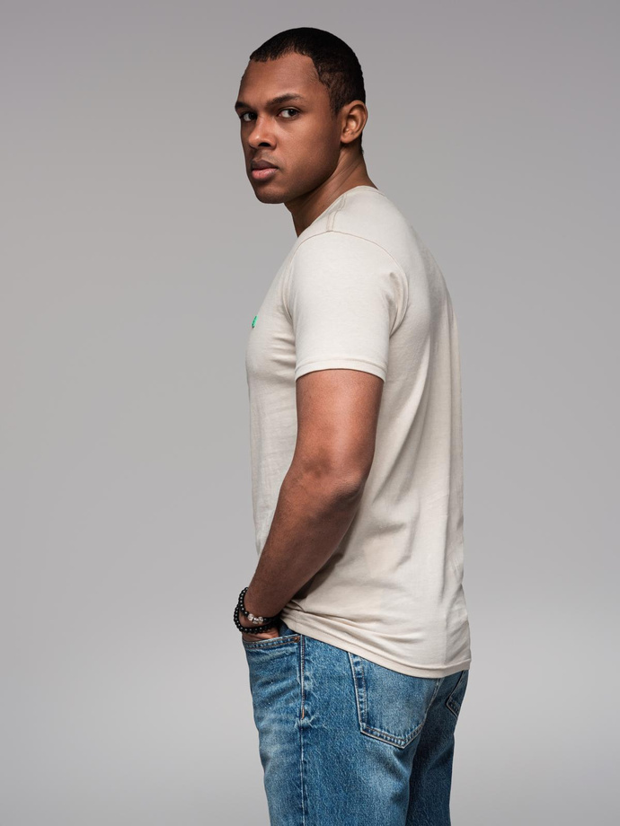 Męski t-shirt bawełniany z zieloną naszywką na piersi – złamana biel V5 OM-TSCT-0151