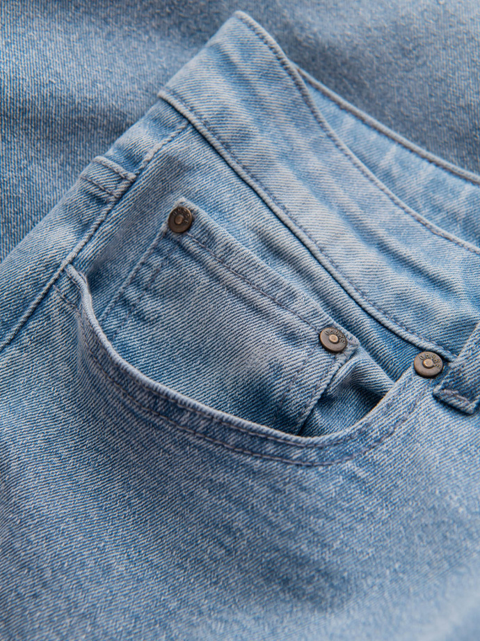 Męskie spodnie jeansowe CARROT FIT z delikatnymi przetarciami – jasnoniebieskie V2 OM-PADP-0162