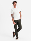 Męskie spodnie chino REGULAR FIT z delikatną strukturą – ciemnozielone V4  OM-PACP-0184