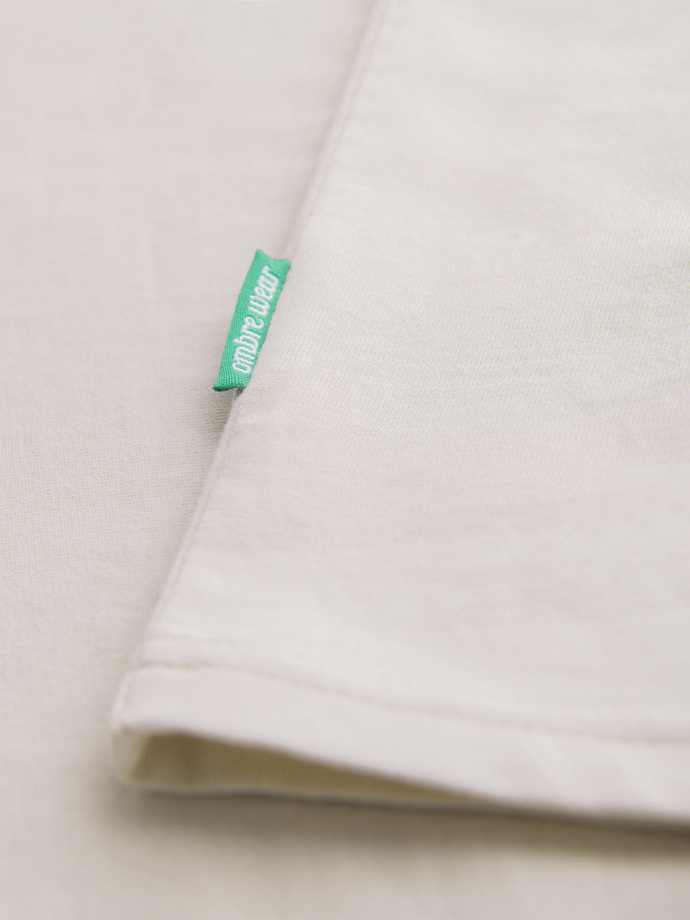 Męski t-shirt bawełniany z zieloną naszywką na piersi – złamana biel V5 OM-TSCT-0151