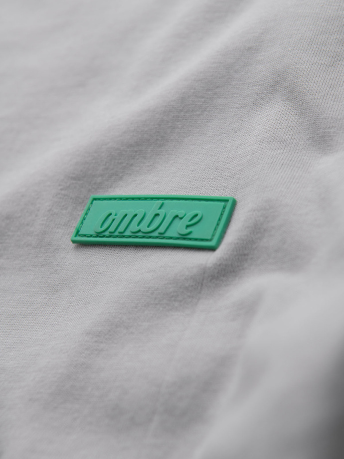 Męski bawełniany t-shirt z zieloną naszywką na piersi – jasnoszary V2 OM-TSCT-0151