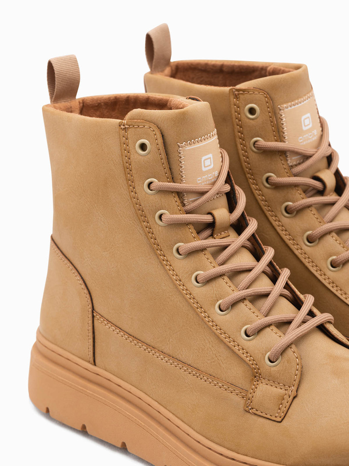Jednokolorowe wysokie buty męskie z ozdobnymi przeszyciami – camel V3 OM-FOBO-0133