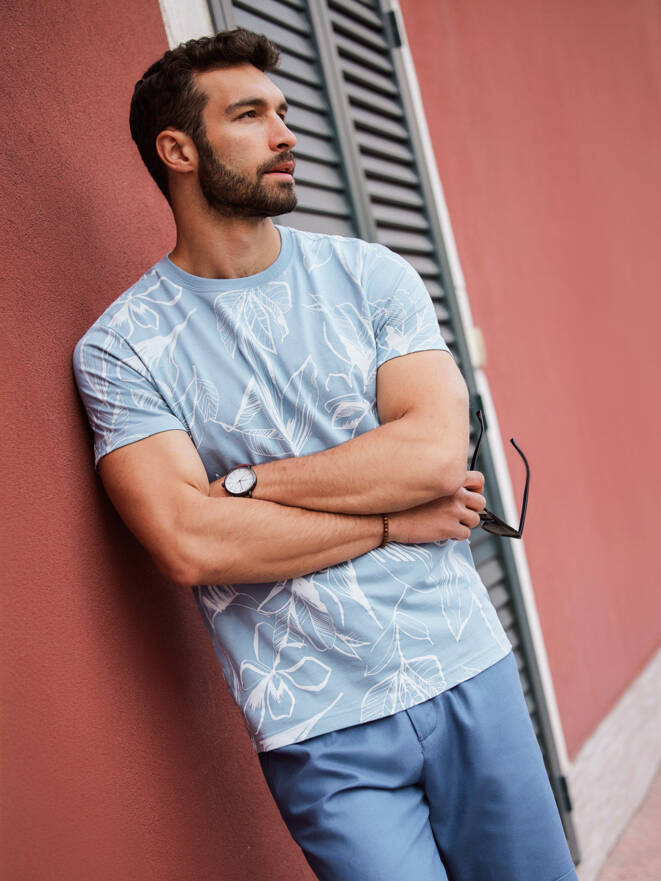 Men's full-print t-shirt with contrasting leaves - blue V2 OM-TSFP-0180