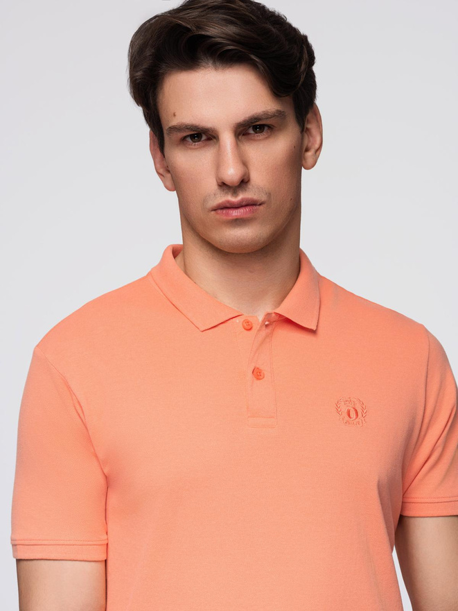 Męska koszulka polo jednokolorowa BASIC z dzianiny pique - brzoskwiniowa V19 OM-POBS-0100