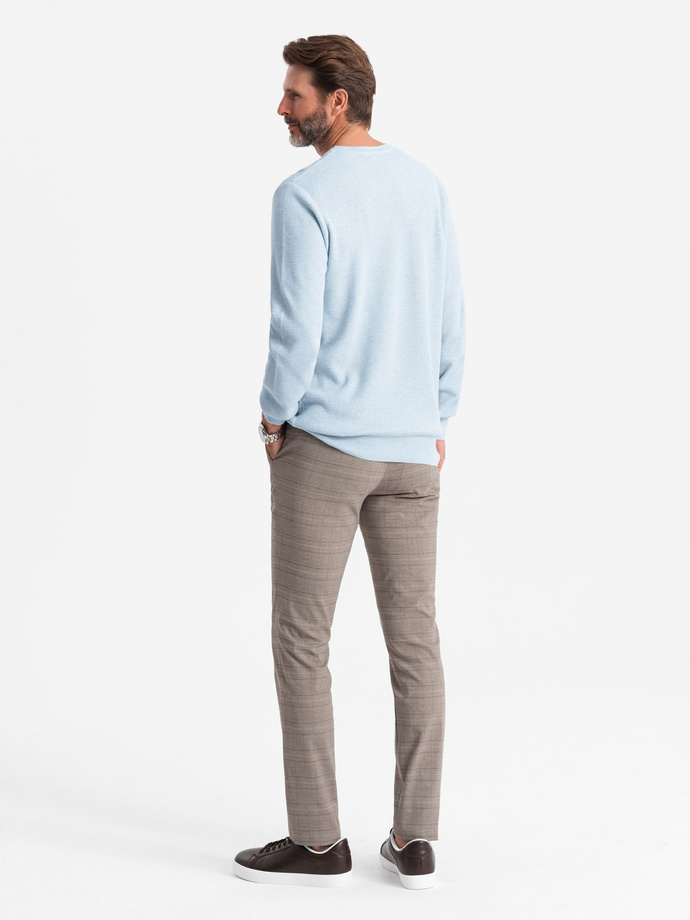 Melanżowy sweter męski ze strukturalnej dzianiny – błękitny V2 OM-SWSW-0142