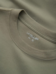 Bawełniany longsleeve męski LOOSE FIT z okrągłym dekoltem – khaki V4 OM-LSBC-0129