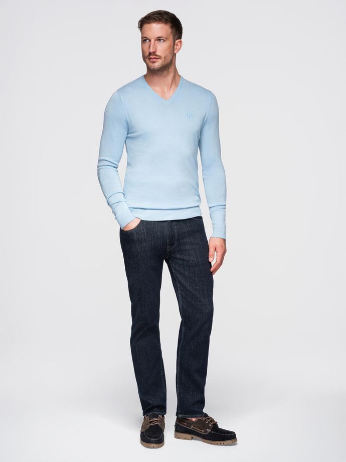 Elegancki męski sweter V-neck BASIC z wiskozą –jasnoniebieski V10 OM-SWBS-0107