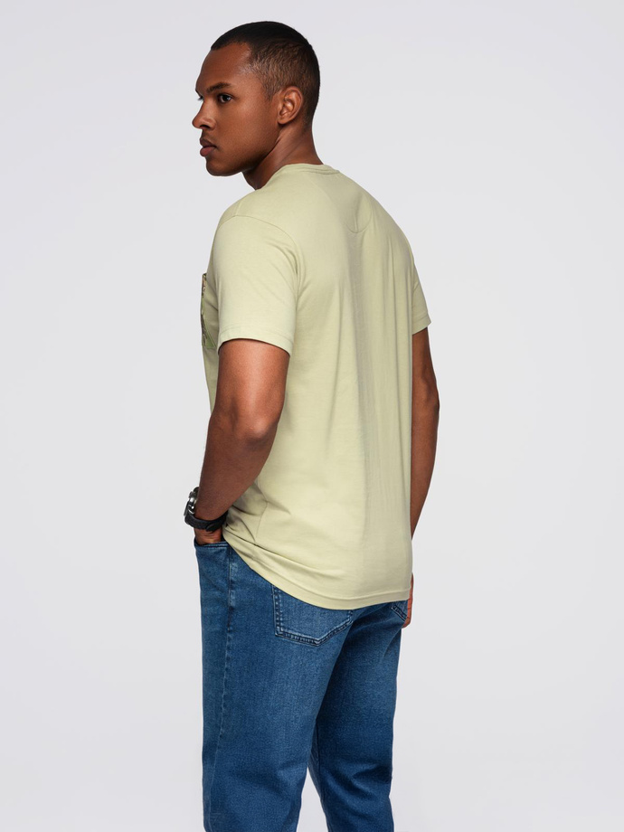 Męski t-shirt bawełniany z printowaną kieszonką –  jasnooliwkowy V2 OM-TSPT-0227