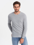 Sweter męski z teksturą i półokrągłym dekoltem - jasnoszary V5 OM-SWSW-0104