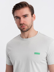 Męski bawełniany t-shirt z zieloną naszywką na piersi – jasnoszary V2 OM-TSCT-0151