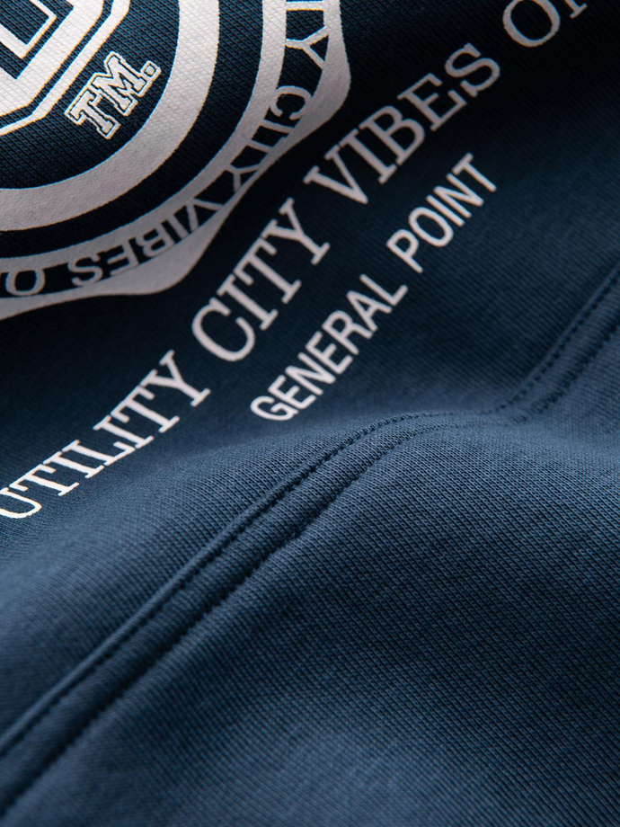 Sportowa bluza męska z kapturem i dużym nadrukiem – granatowa V2 B1714