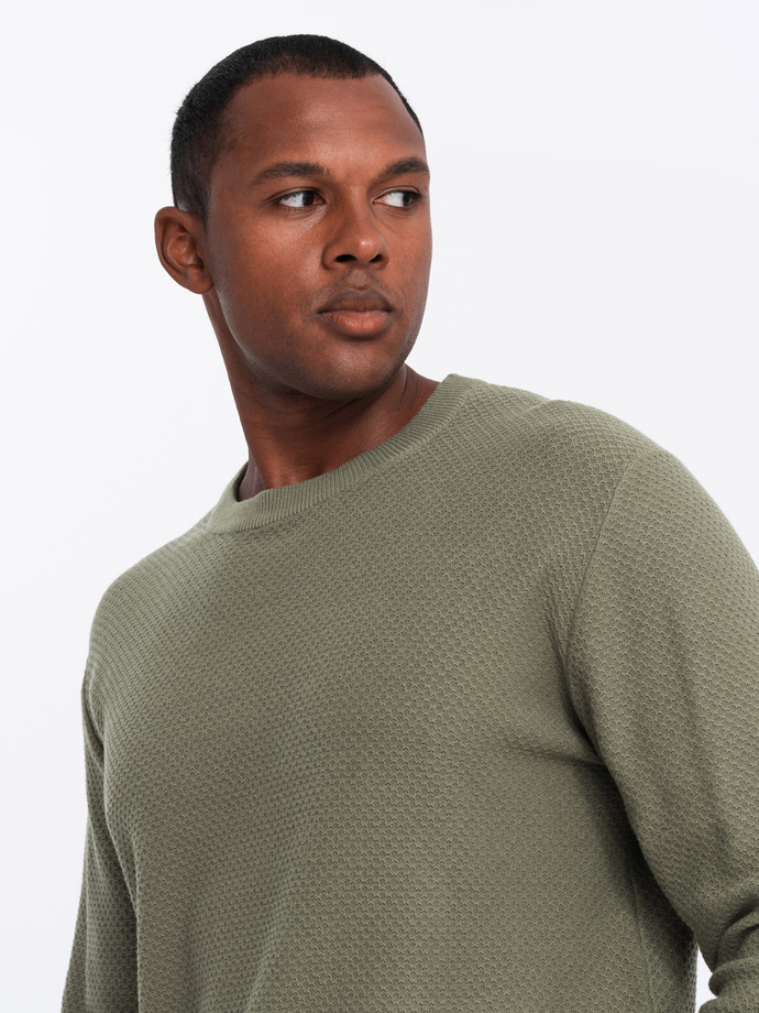 Sweter męski RELAXED FIT z dzianiny o splocie diamentowym – oliwkowy V4 OM-SWSW-0110