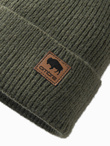 Dzianinowa czapka męska beanie z naszywką – oliwkowa V4 OM-ACWH-0123