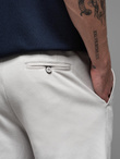 Krótkie spodenki męskie SLIM FIT z melanżowej strukturalnej dzianiny – jasnoszare V5 OM-SRCS-0166