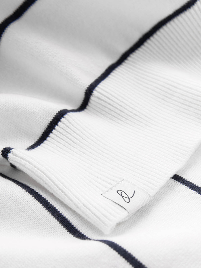 Męski casualowy sweter w poziome paski – kremowy V2 OM-SWSW-0143