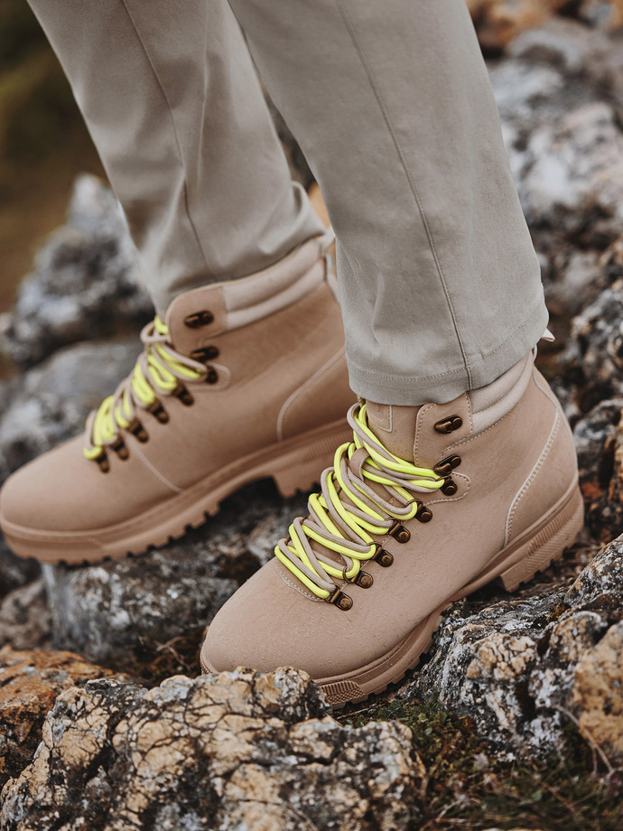 Zimowe buty męskie trekkingowe z kontrastowymi sznurówkami - piaskowe V1 OM-FOBO-0132