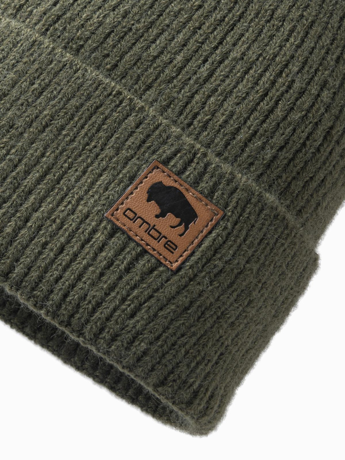 Dzianinowa czapka męska beanie z naszywką – oliwkowa V4 OM-ACWH-0123