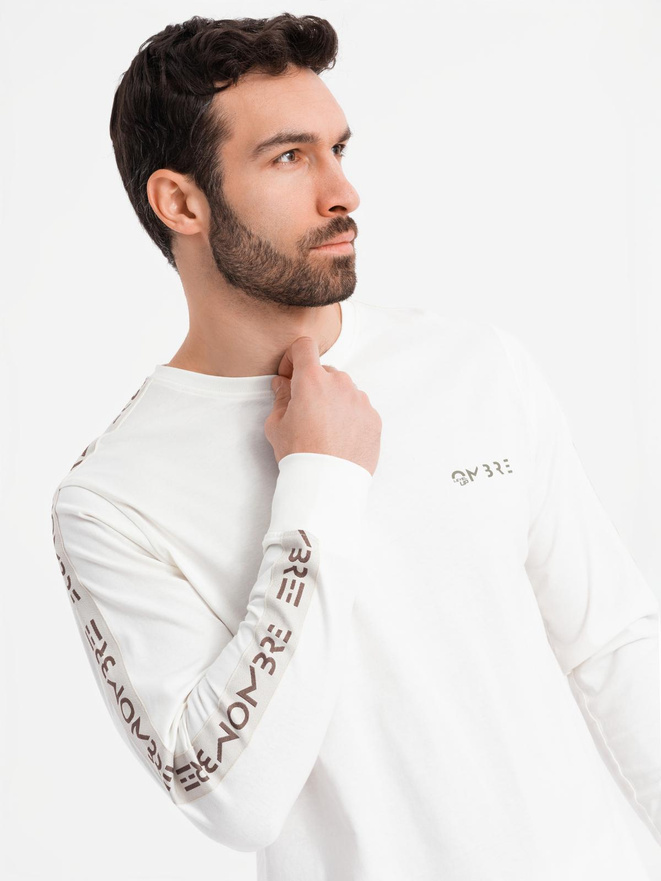 Bawełniany męski longsleeve U-neck z lampasami i nadrukiem na piersi – złamana biel V3 OM-LSCL-0127
