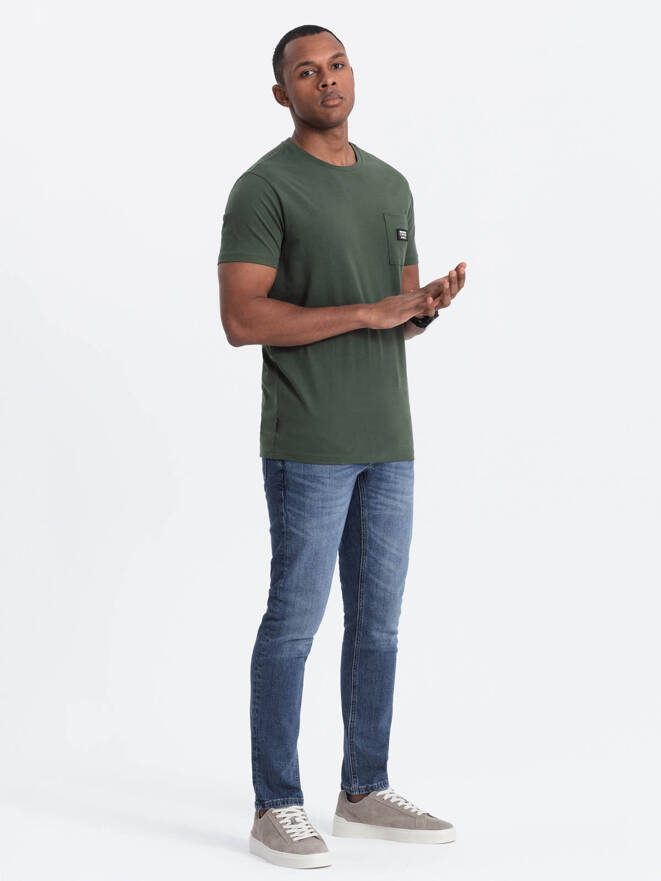 Casualowy męski t-shirt z naszywką na kieszeni – ciemnooliwkowy V4 OM-TSCT-0109
