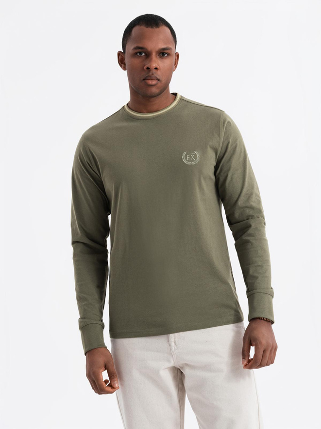 Bawełniany męski longsleeve z dekoltem U w paski i haftem – oliwkowy V1 OM-LSCL-0128