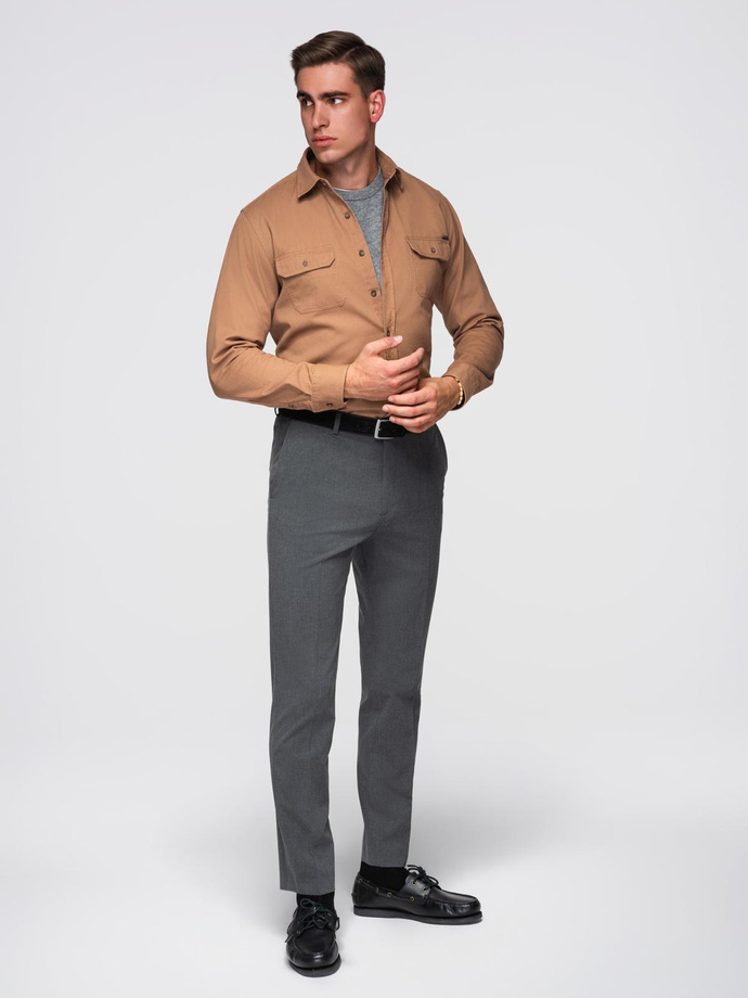 Męska bawełniana koszula REGULAR FIT z kieszeniami zapinanymi na guziki - camel V2 OM-SHCS-0146