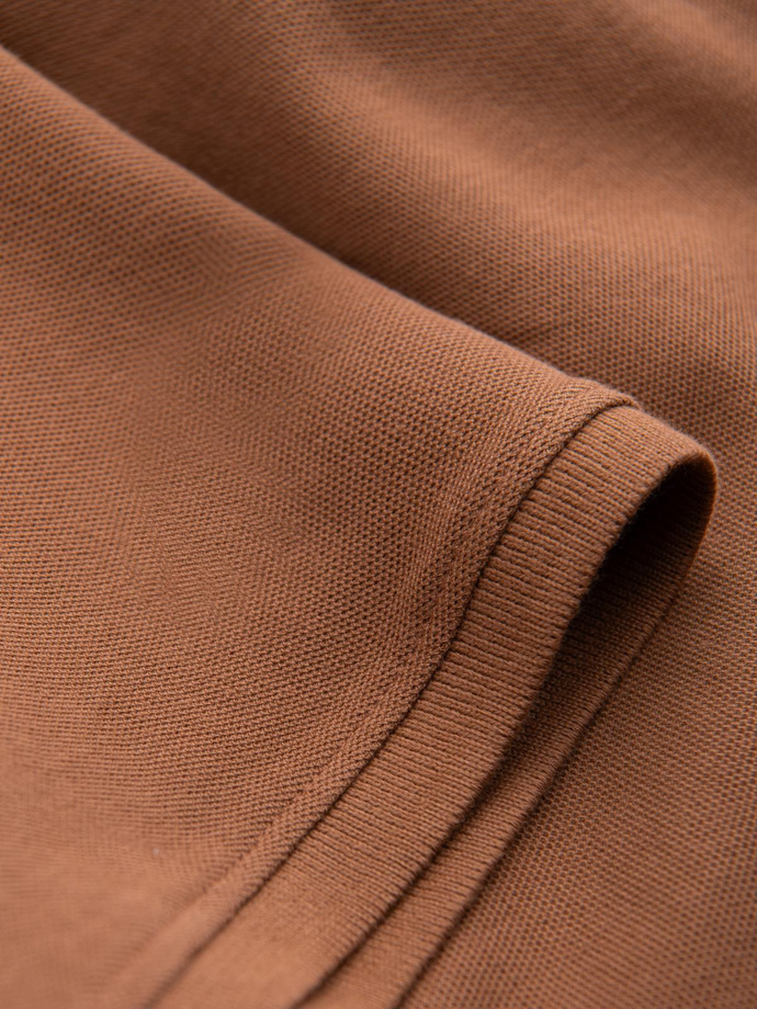 Męska koszulka polo jednokolorowa BASIC z dzianiny pique - brązowa V23 OM-POBS-0100