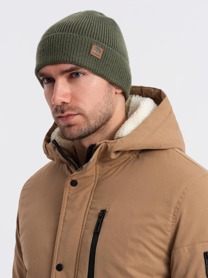 Dzianinowa czapka męska beanie z naszywką – oliwkowa V4 OM-ACWH-0123