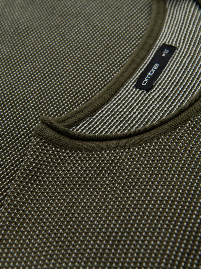 Dzianinowy męski sweter w strukturalne kropki – oliwkowy V2 OM-SWSW-0118 