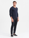Longsleeve męski z elastanem sygnowany z dekoltem w serek - granatowy V2 OM-LSCL-0110