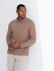 Męski strukturalny longsleeve polo z naszywką – brązowy V4 OM-POLS-0131