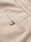 Męskie krótkie spodenki SLIM FIT z melanżowej strukturalnej dzianiny – piaskowe V3 OM-SRCS-0166