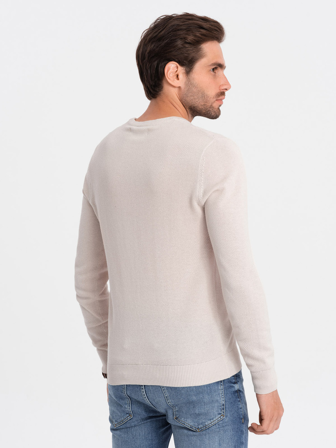 Sweter męski z teksturą i półokrągłym dekoltem - beżowy V6 OM-SWSW-0104