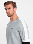 Trójkolorowa męska bluza dresowa z raglanowymi rękawami – szara V1 OM-SSNZ-22FW-003