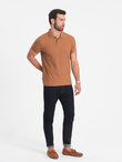 Męska koszulka polo jednokolorowa BASIC z dzianiny pique - brązowa V23 OM-POBS-0100