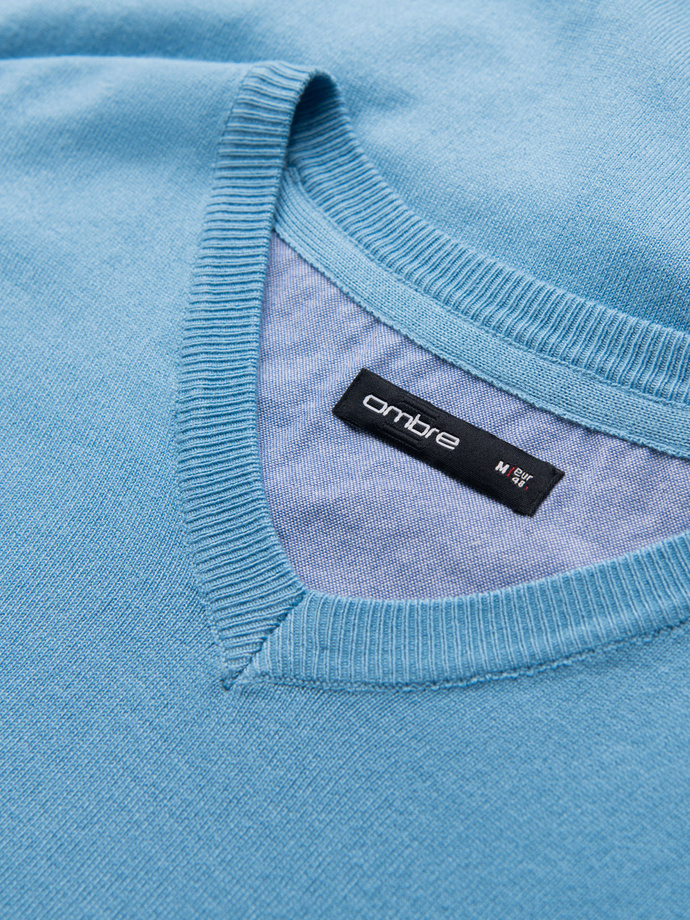 Elegancki męski sweter BASIC V-neck z wiskozą – błękitny V21 OM-SWBS-0107