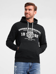 Bluza męska kangurka z kapturem i nadrukiem w stylu college – czarna V3 OM-SSPS-0143