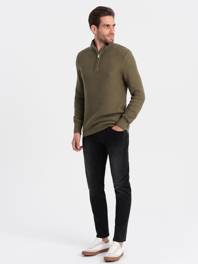 Dzianinowy sweter męski z rozpinaną stójką - oliwkowy V6 OM-SWZS-0105