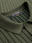 Męska koszulka polo z wiskozą SLIM FIT w pionowy prążek – oliwkowa V4 OM-POSS-0143