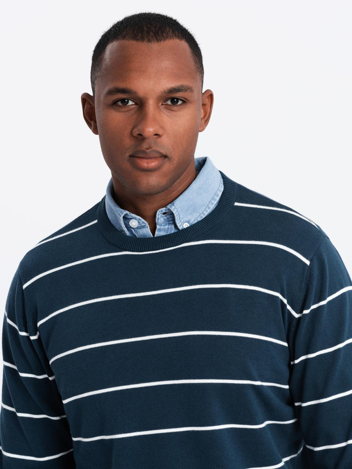 Casualowy męski sweter w poziome paski – granatowy V1 OM-SWSW-0143