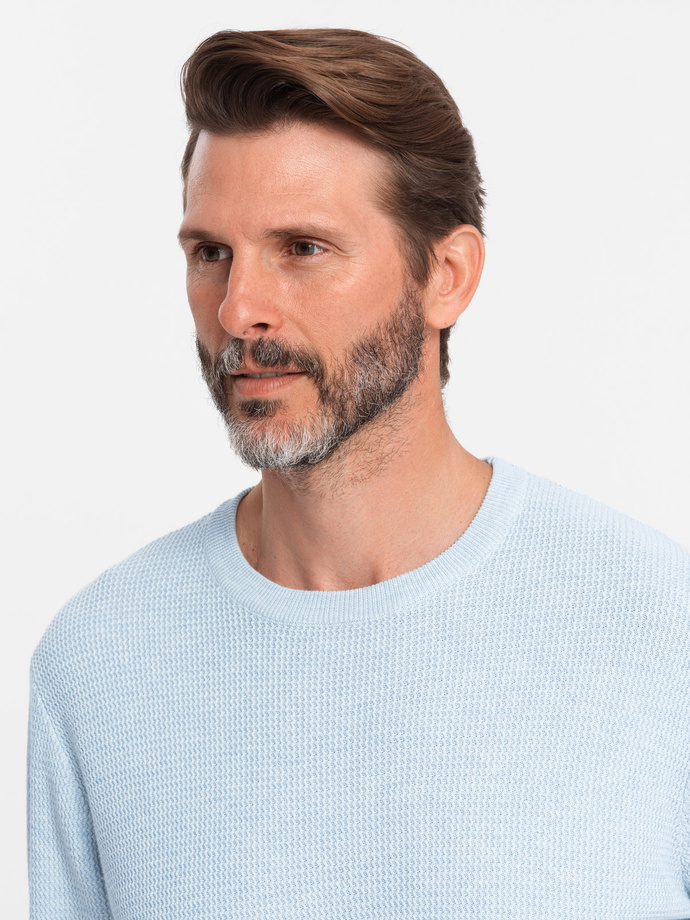 Melanżowy sweter męski ze strukturalnej dzianiny – błękitny V2 OM-SWSW-0142