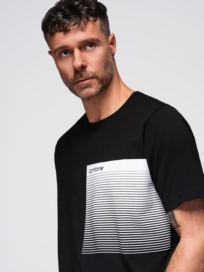 Męski t-shirt bawełniany z graficznym printem  – czarny V2 OM-TSPT-0246