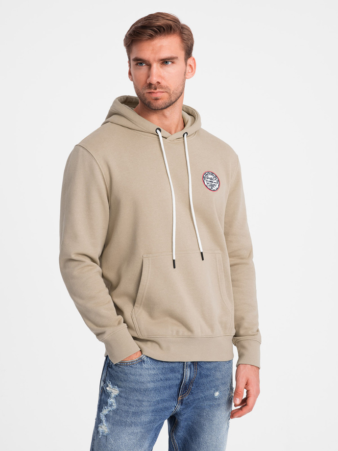 Bluza męska dresowa kangurka z kapturem i naszywką w stylu college – piaskowa V3 OM-SSNZ-0144