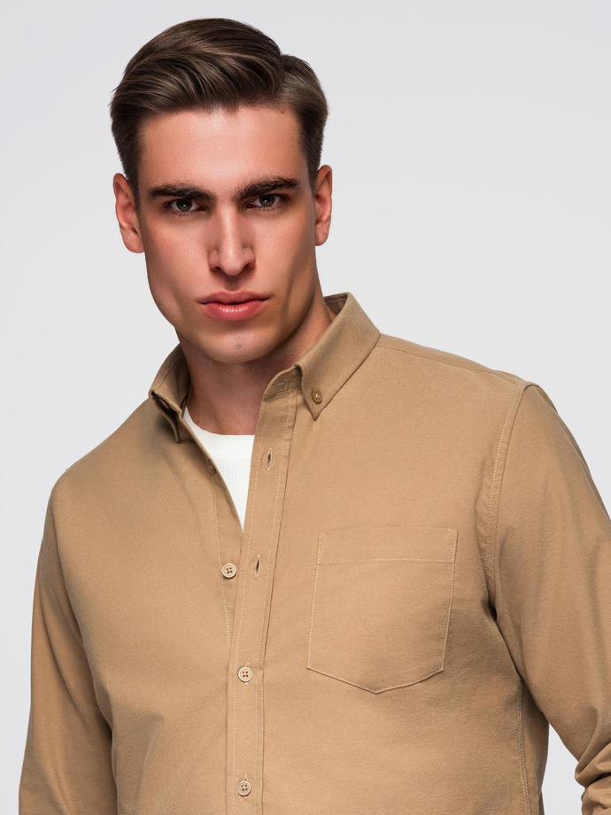 Męska koszula bawełniana REGULAR FIT z kieszenią - jasnobrązowa V2 OM-SHOS-0153