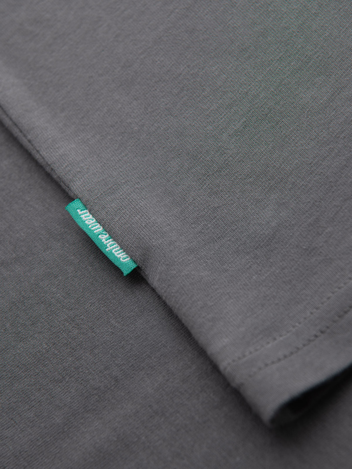 Bawełniany męski t-shirt z zieloną naszywką na piersi – szary V1 OM-TSCT-0151